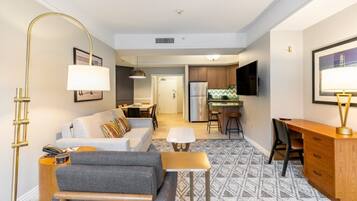 TV, peis, DVD-spiller og musikkbibliotek