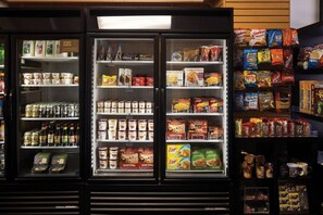 Un présentoir réfrigéré contenant divers produits alimentaires et condiments.