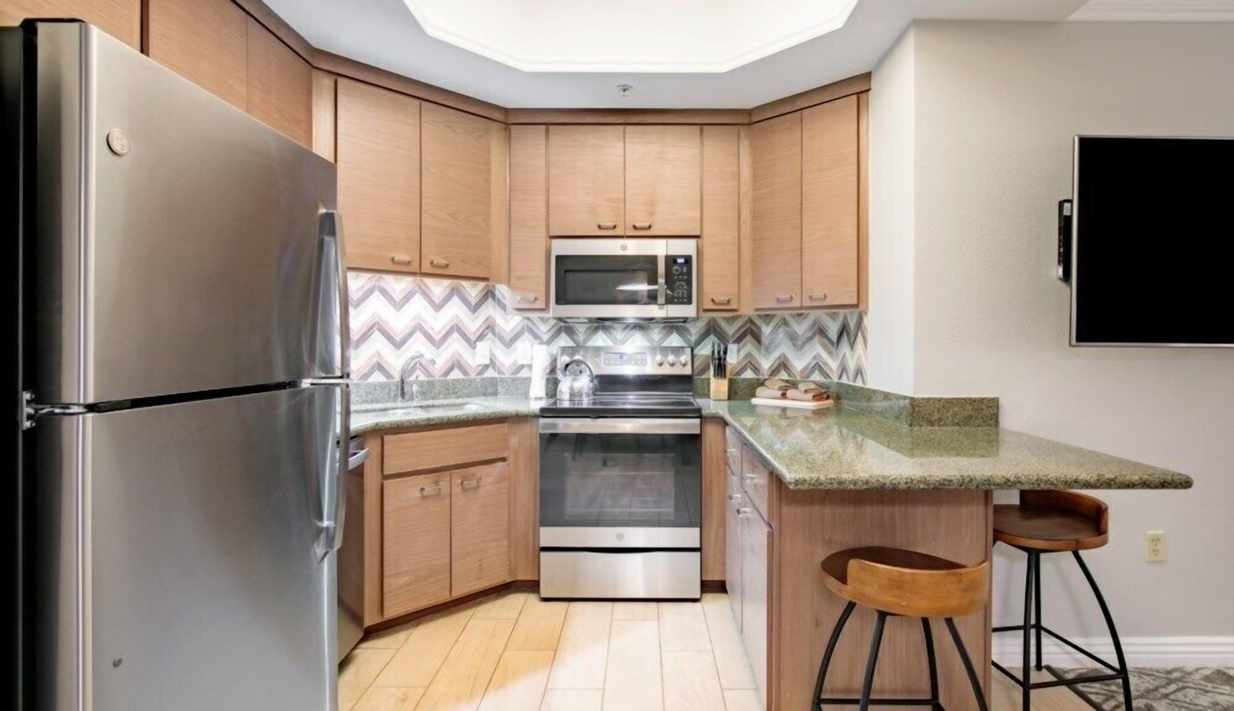 Kjøleskap, mikrobølgeovn og kaffetrakter/tekoker