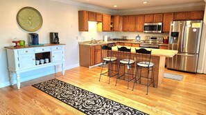 冷蔵庫、電子レンジ、オーブン、コンロ