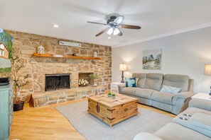 Älytelevisio, takka, pöytäjalkapallopöytä