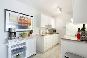 Refrigerador, microondas, lavavajillas, cafetera/tetera