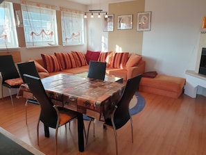 Una sala de estar acogedora con un sofá, sillas, una mesa de centro y una chimenea.