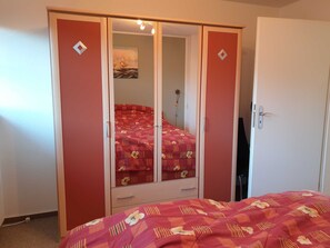 1 habitación, escritorio y cuna de viaje 