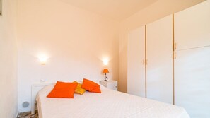 2 Schlafzimmer, Bügeleisen/Bügelbrett