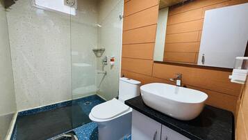 Super Deluxe Room | Bathroom | Bathtub, bidet, towels, soap