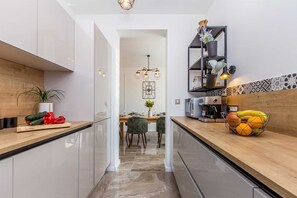 Fridge, oven, stovetop, dishwasher