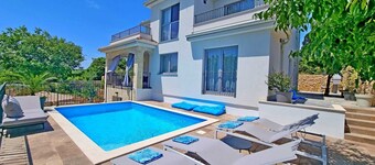 Apartamento VIKTORIJA con piscina privada