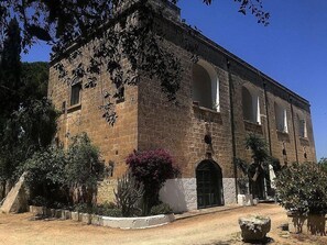 Exterior - Casa Vega D: A welcoming cottage in the characteristic style of the Apulian countryside, with Free WI-FI. (San Vito dei Normanni)