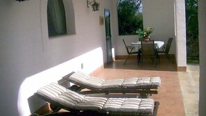 Outdoor dining - Casa Vega D: A welcoming cottage in the characteristic style of the Apulian countryside, with Free WI-FI. (San Vito dei Normanni)