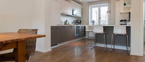 Geladeira, micro-ondas, fogão, lava-louças