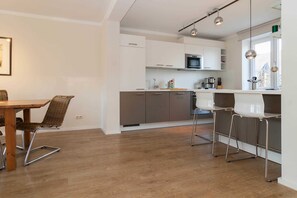 Kühlschrank, Mikrowelle, Ofen, Geschirrspüler