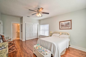 2 bedrooms, Internet, bed sheets - 4 Miles to Lake Jacksboro: Cozy Texas Cottage (Jacksboro)