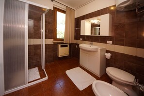 Douche, sèche-cheveux, bidet, serviettes fournies