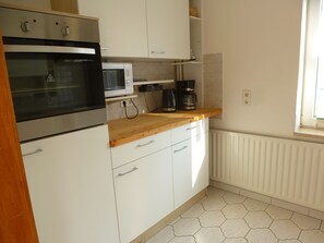 Kühlschrank, Mikrowelle, Ofen, Geschirrspüler