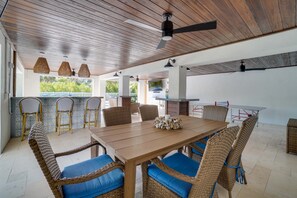 屋外ダイニングエリア