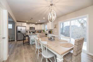 Kylskåp, mikrovågsugn, ugn och spishäll