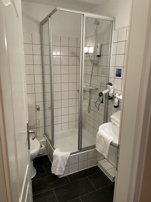 Apartemen | Kamar mandi | Shower, handuk, sabun, dan sampo