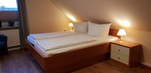 Desk, free WiFi, bed sheets - Airport Hotel One (Sylt)