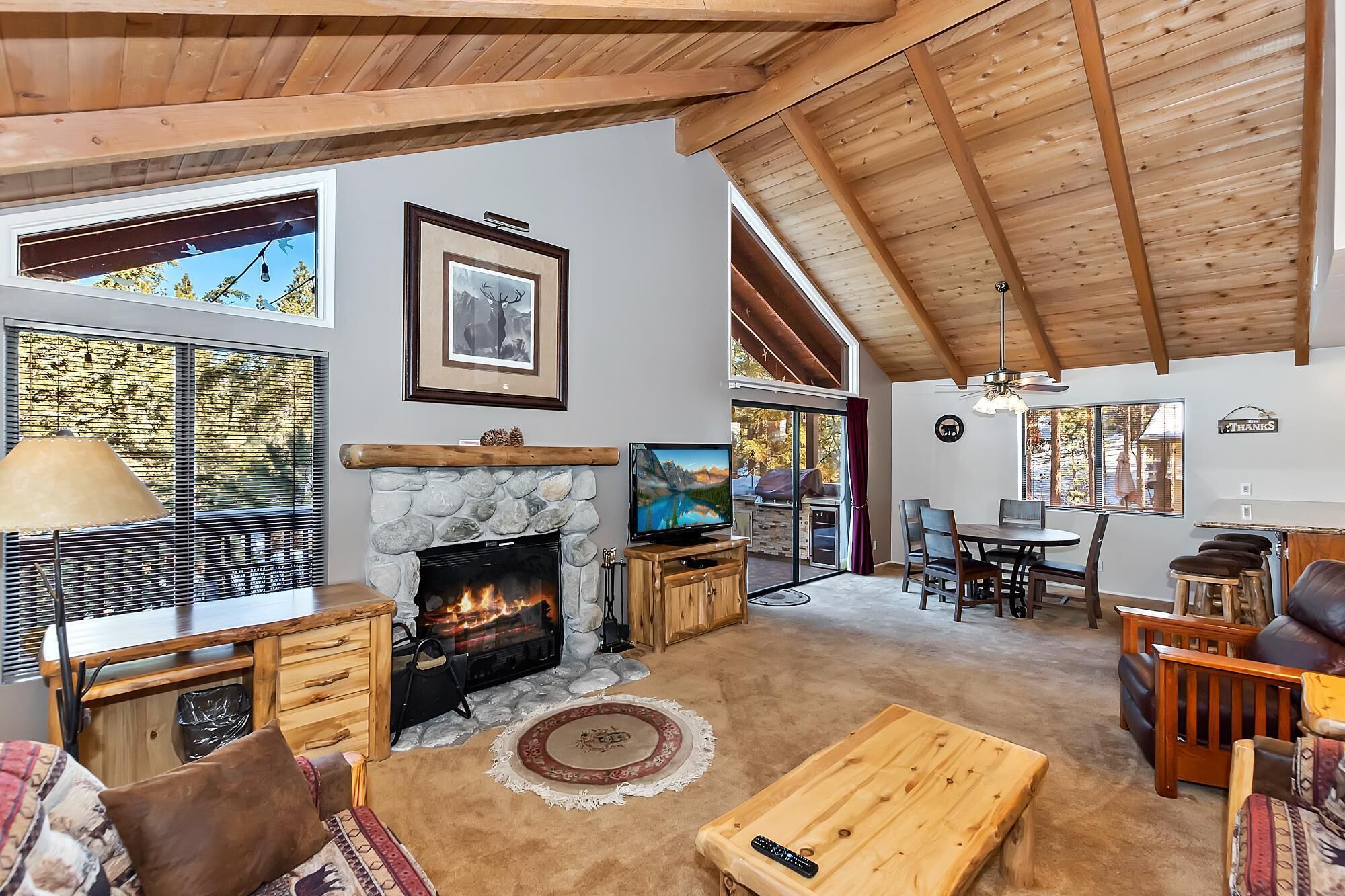 Mountain Hideaway by Destination Big Bear : Cozy Cabin! Game room! Foosball! Gas Grill!