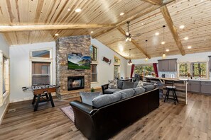 Televisión, chimenea, futbolito y tenis de mesa