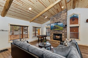 Televisio, takka, pöytäjalkapallopöytä, pöytätennispöytä