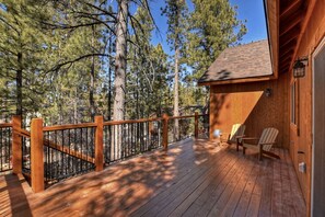Terrace/patio - Luxury NEWLY Built Single Story Log Cabin! 4 BR 3 Bath! Highly Desired Fox Farm Location! GAME TABLE! Short Drive to Resorts, Lake, and Big Bear Village! (Big Bear Lake)