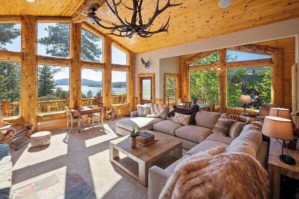 電視、壁爐、電子遊戲、DVD 播放機