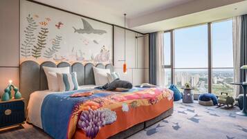 Deluxe-værelse - 1 kingsize-seng (Premium Family, High Floor) | Dundyner, pengeskab på værelset, skrivebord