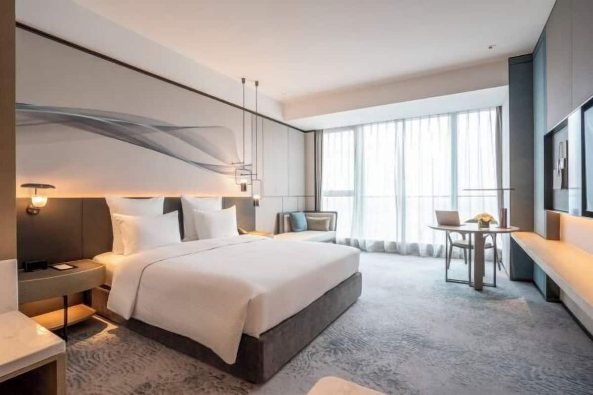 1 bedroom, down duvets, in-room safe, desk