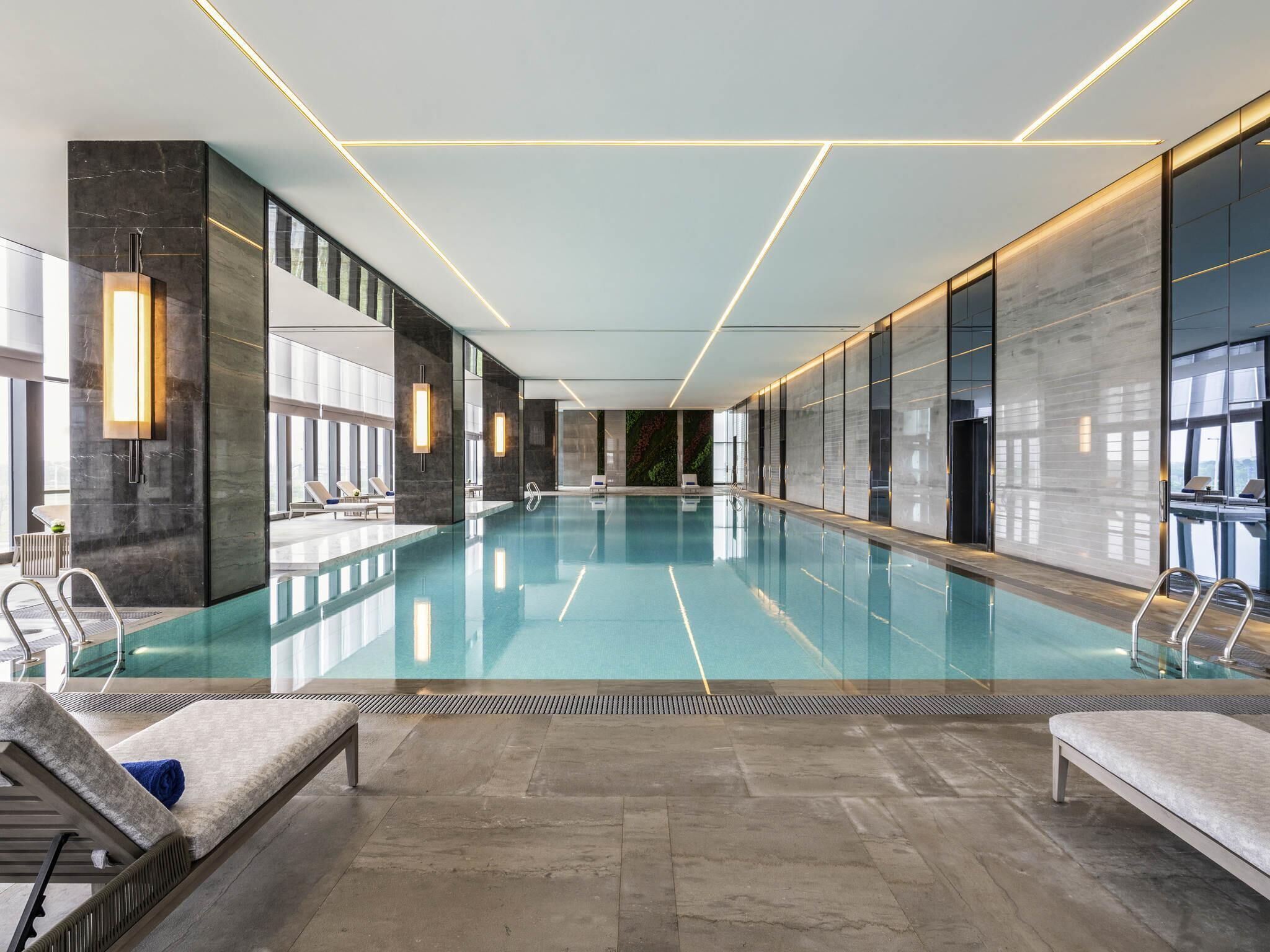 Piscina coperta, lettini