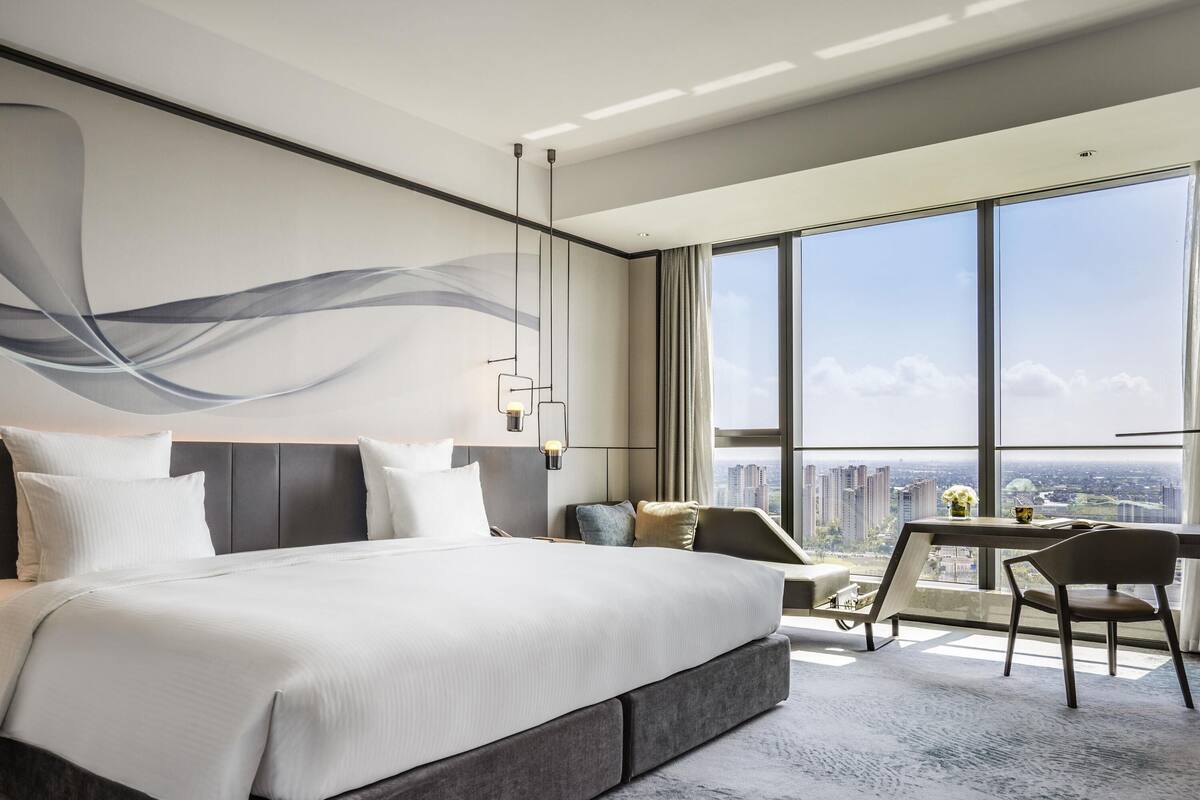 Habitación Deluxe, 1 cama de matrimonio grande, vistas al lago (Premium) | 1 dormitorio, edredones de plumas, caja fuerte y escritorio