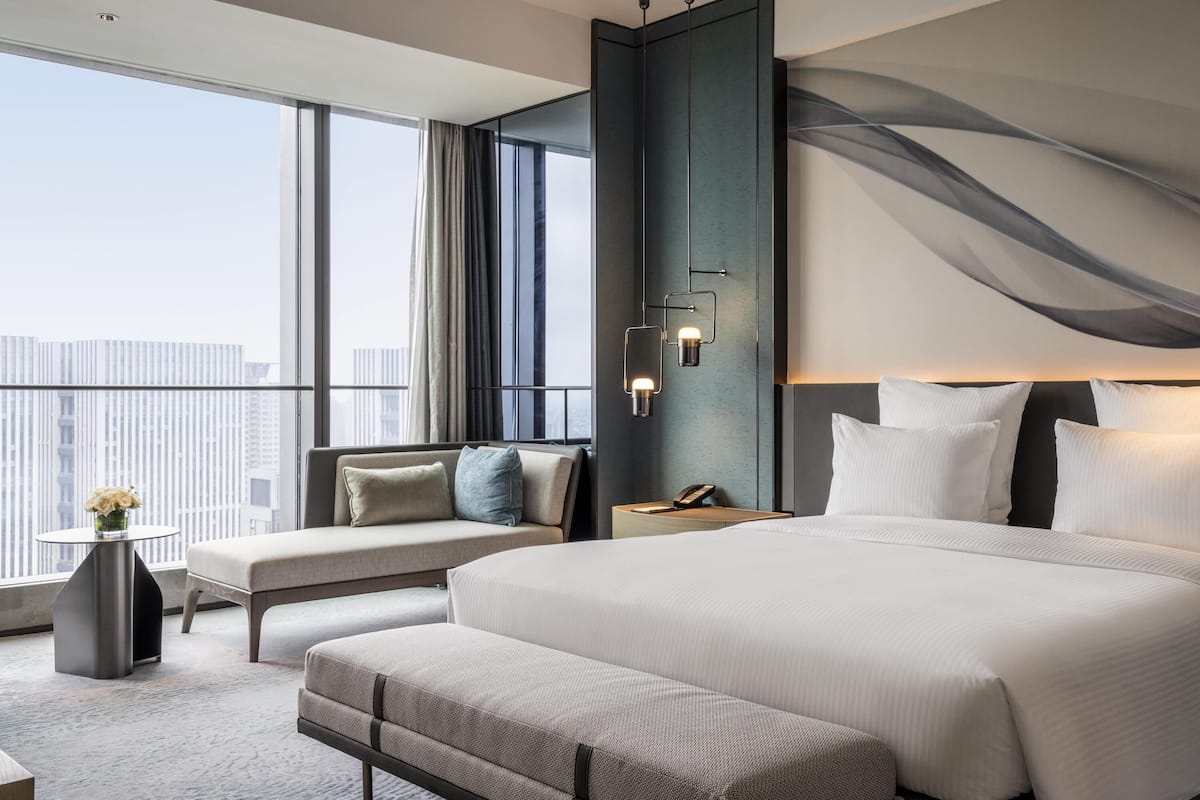 Executive Suite, 1 King Bed, Club Lounge Access, City View (High Floor) | 1 bedroom, down comforters, in-room safe, desk