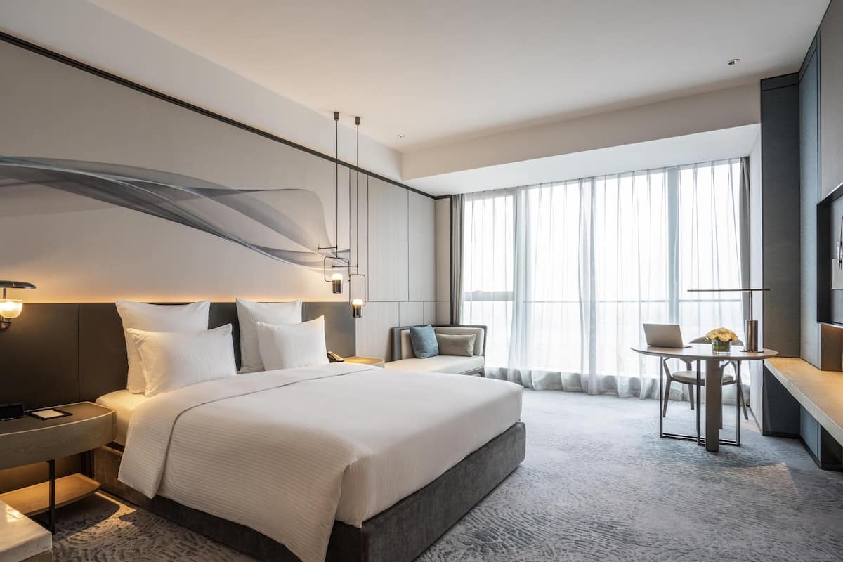 Habitación superior, 1 cama de matrimonio grande, vistas a la ciudad | 1 dormitorio, edredones de plumas, caja fuerte y escritorio