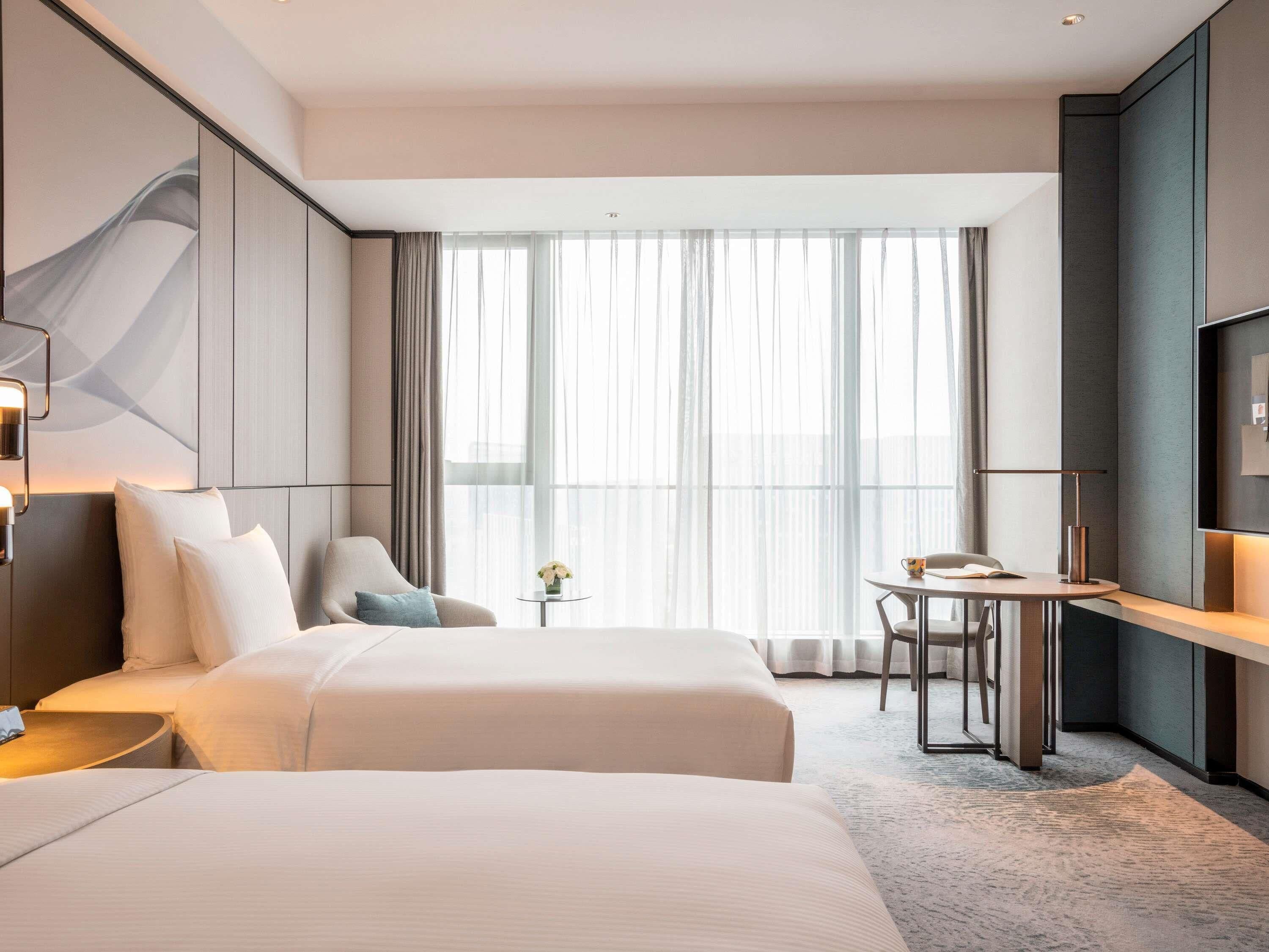 Untuvapeitot, tallelokero huoneessa, työpöytä