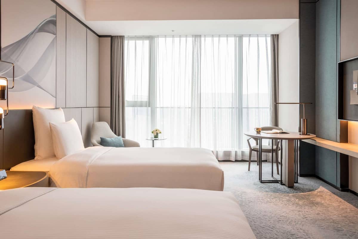 Untuvapeitot, tallelokero huoneessa, työpöytä