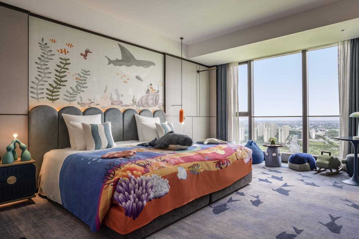 Deluxe-huone, 1 suuri parisänky (Premium Family, High Floor) | Untuvapeitot, tallelokero huoneessa, työpöytä