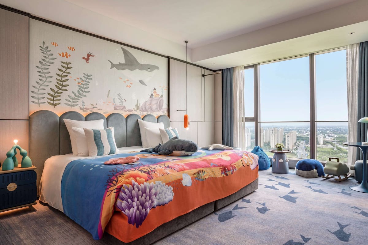 Deluxe-værelse - 1 kingsize-seng (Premium Family, High Floor) | 1 soveværelse, dundyner, pengeskab på værelset, skrivebord