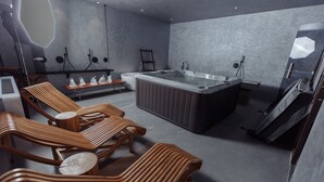 Une salle de bain moderne avec une baignoire sur pieds, des fauteuils en bois et un grand miroir.
