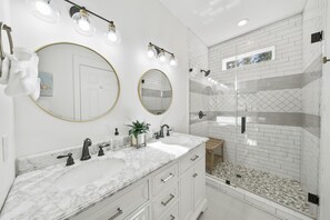 Combined shower/bathtub, hair dryer, towels