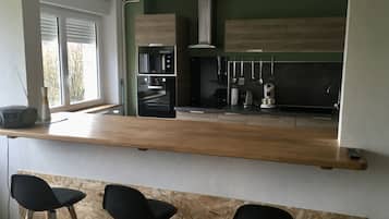 Kjøleskap, mikrobølgeovn, ovn og kokeplater