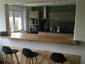 Coffee/tea maker, fridge, microwave, oven - Gîte Saint Gorgon in Euville, Grand Est (Euville)