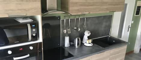 Geladeira, micro-ondas, fogão, cooktop