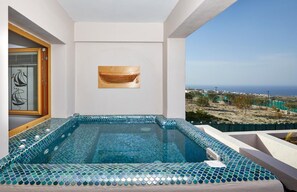 Shower, free toiletries, hair dryer, bathrobes - Alyvia Suites (Santorini)