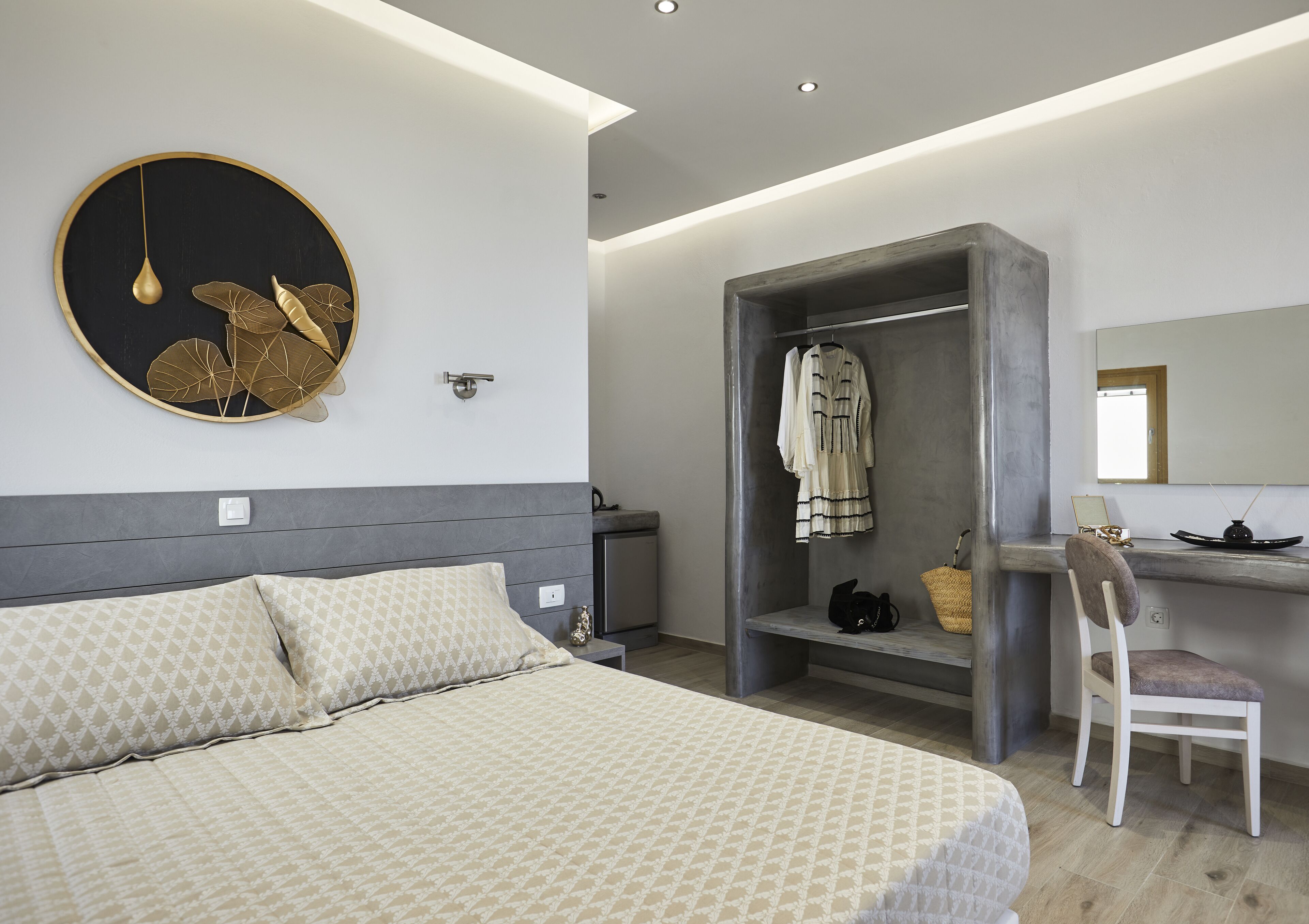 Un dormitorio moderno con cama, armario, escritorio y silla.