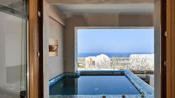 Chuveiro, produtos de toalete grátis, secador de cabelo