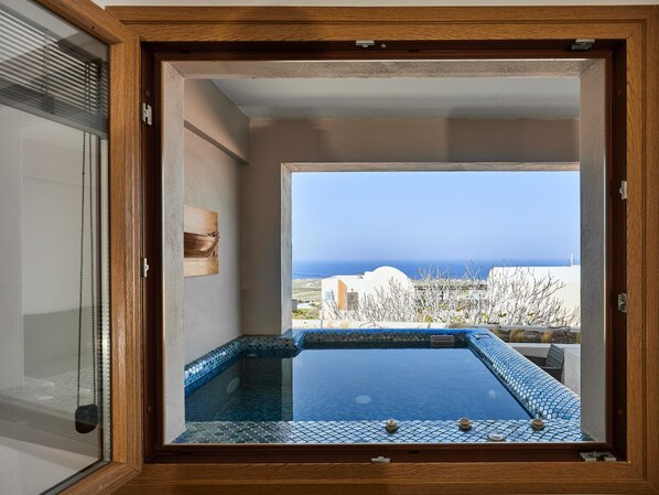 Shower, free toiletries, hair dryer, bathrobes - Alyvia Suites (Santorini)
