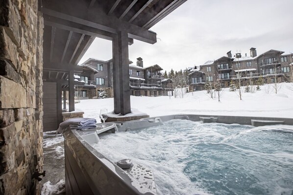 Outdoor spa tub