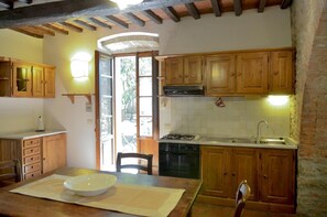 Private kitchen - APP. PAPAVERO x8 Beautiful farmhouse surrounded by nature, with swimming pool just 3 km from Cortona (Cortona)