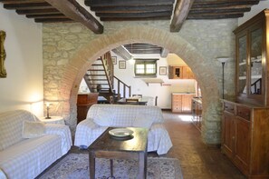 Living area - EXCLUSIVE CASALE x38 Beautiful farmhouse surrounded by nature, with swimming pool just 3 km from Cortona (Cortona)